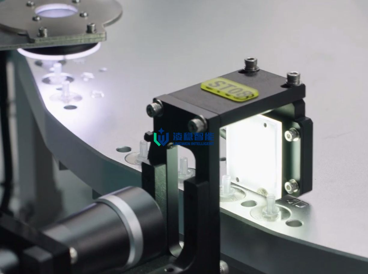 Automatische Schmelz- und Formmaschine